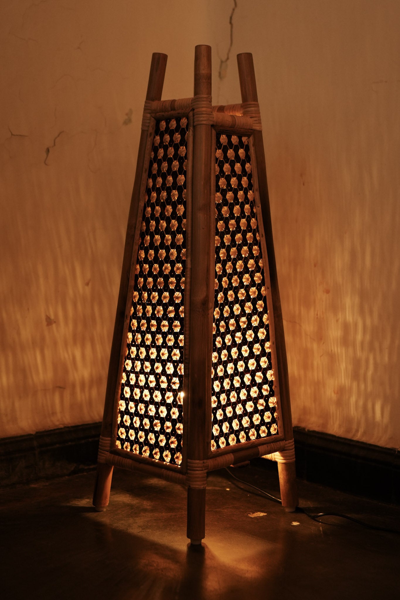 Golden woods Bamboo Floor lamp ( Walnut - Pineapple Natural Bud Brown mat)