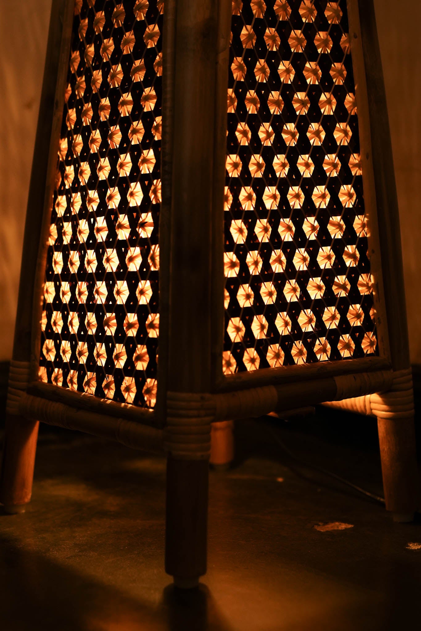 Golden woods Bamboo Floor lamp ( Walnut - Pineapple Natural Bud Brown mat)
