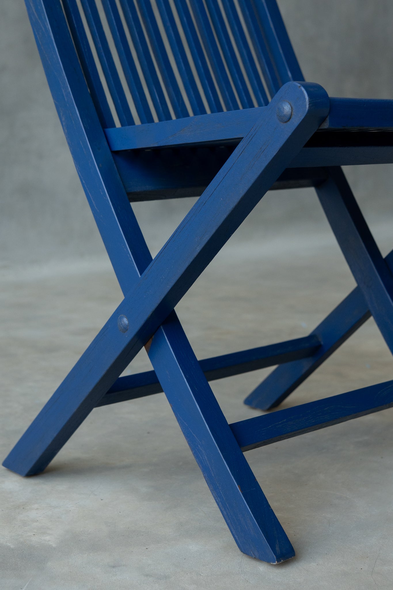 Iro Folding Chair - Solid Dark Blue