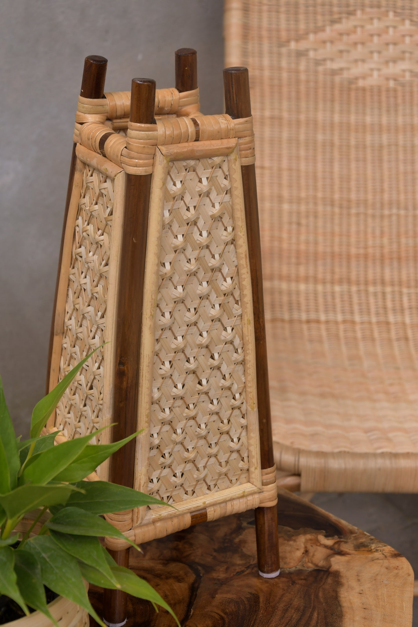 Golden Woods Bamboo Table Lamp - Walnut Pineapple