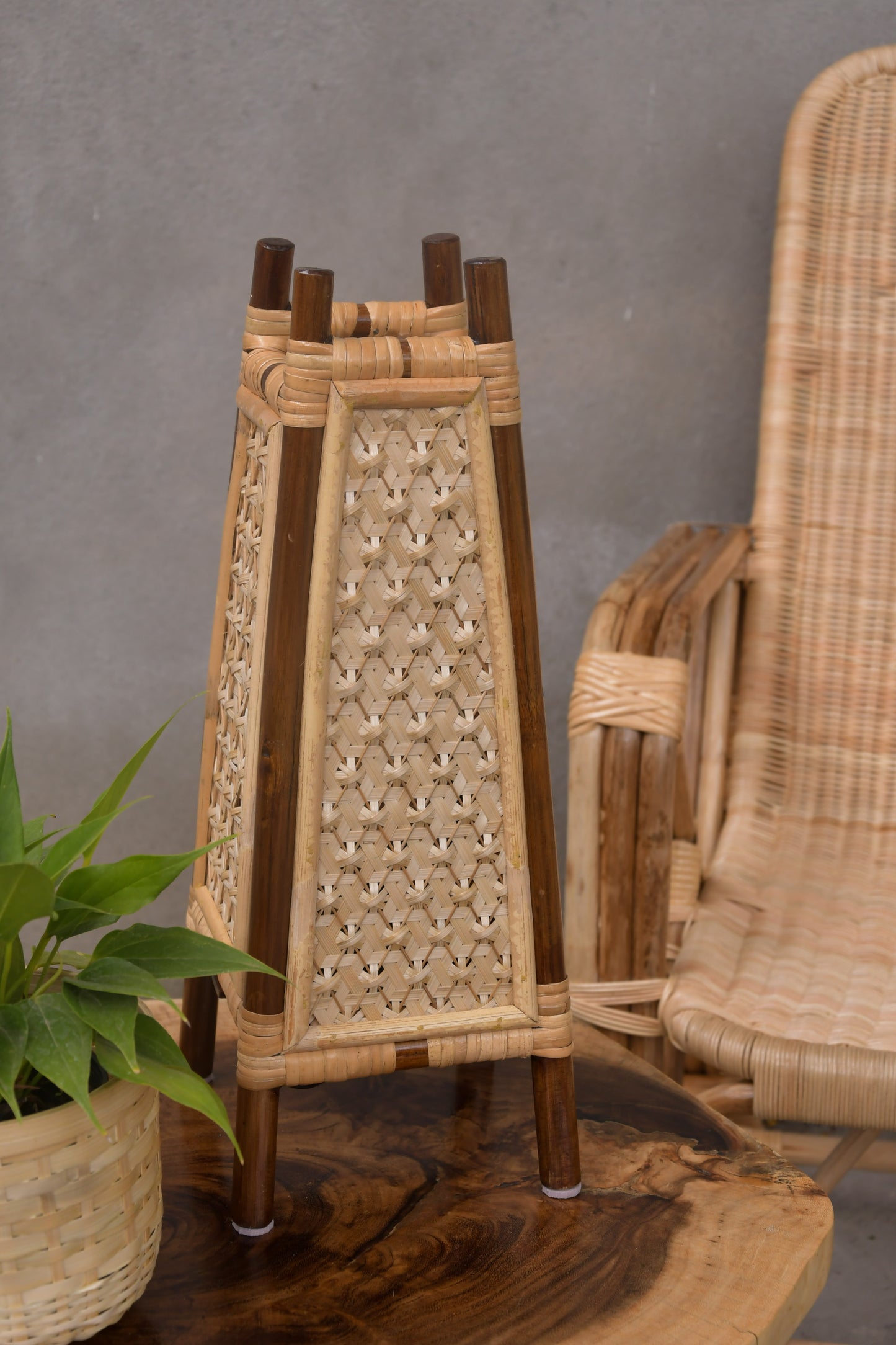 Golden Woods Bamboo Table Lamp - Walnut Pineapple