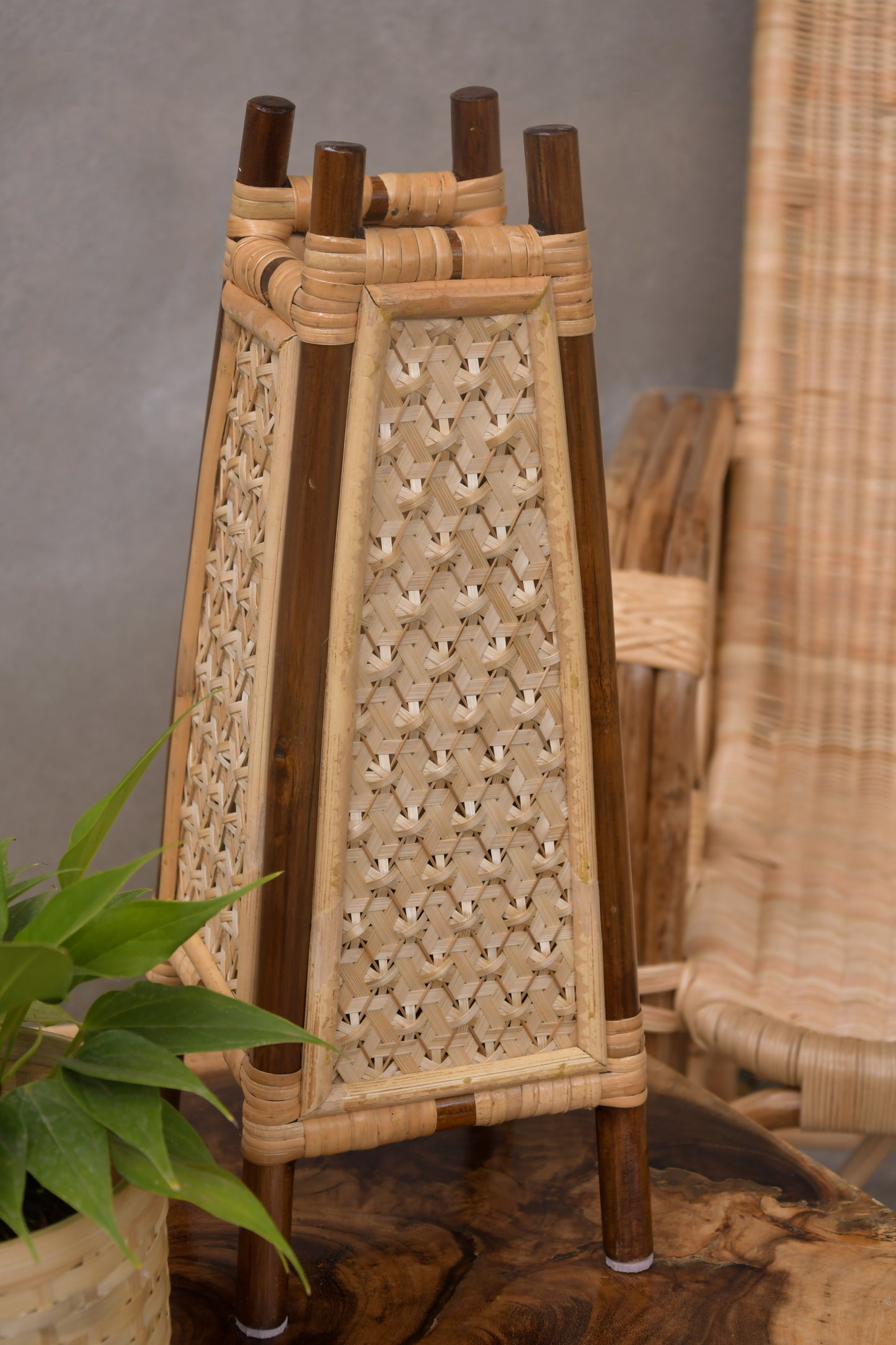 Golden Woods Bamboo Table Lamp - Walnut Pineapple