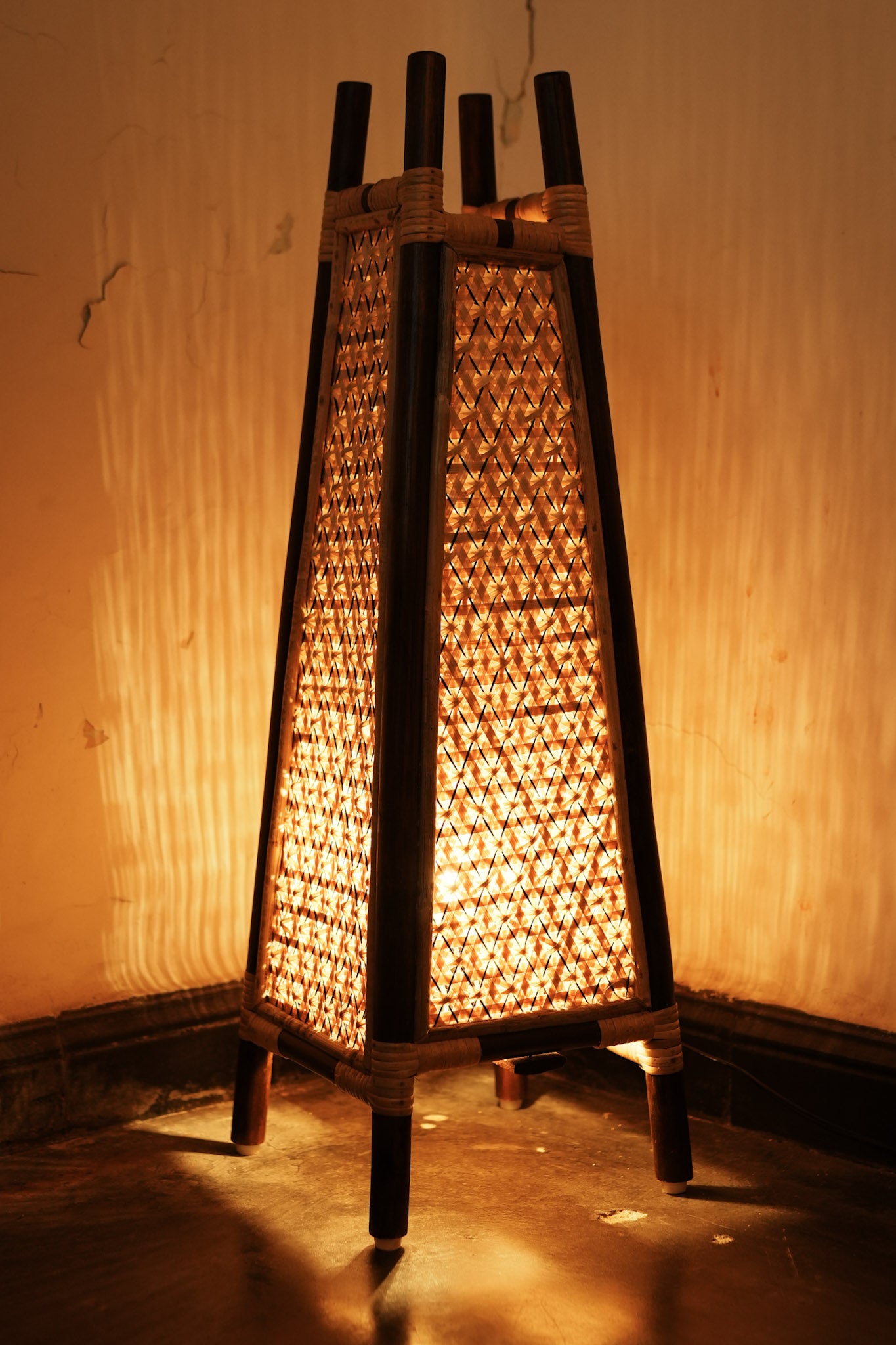 Golden woods Bamboo Floor Lamp (Walnut-Pineapple)
