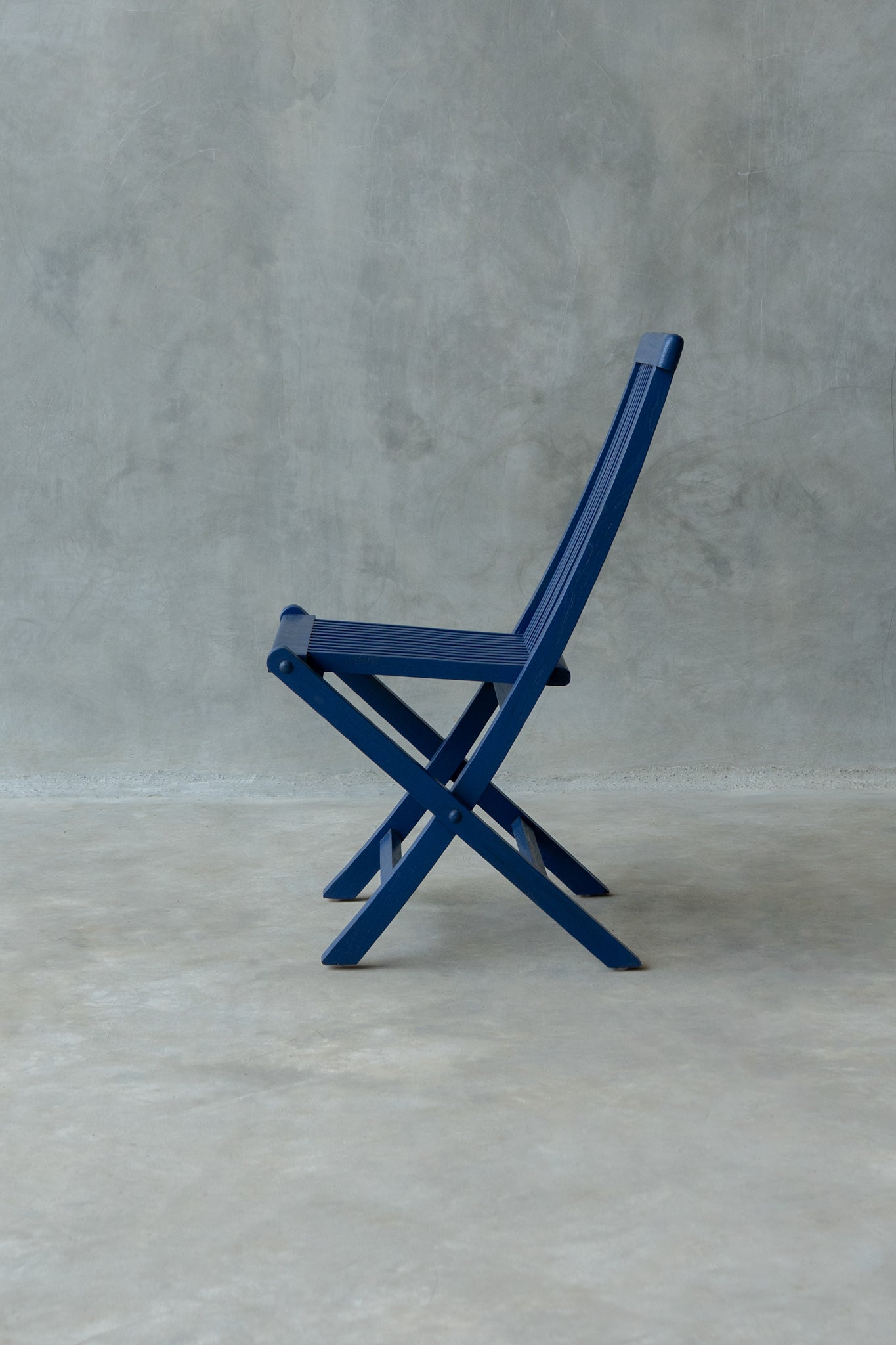 Iro Folding Chair - Solid Dark Blue