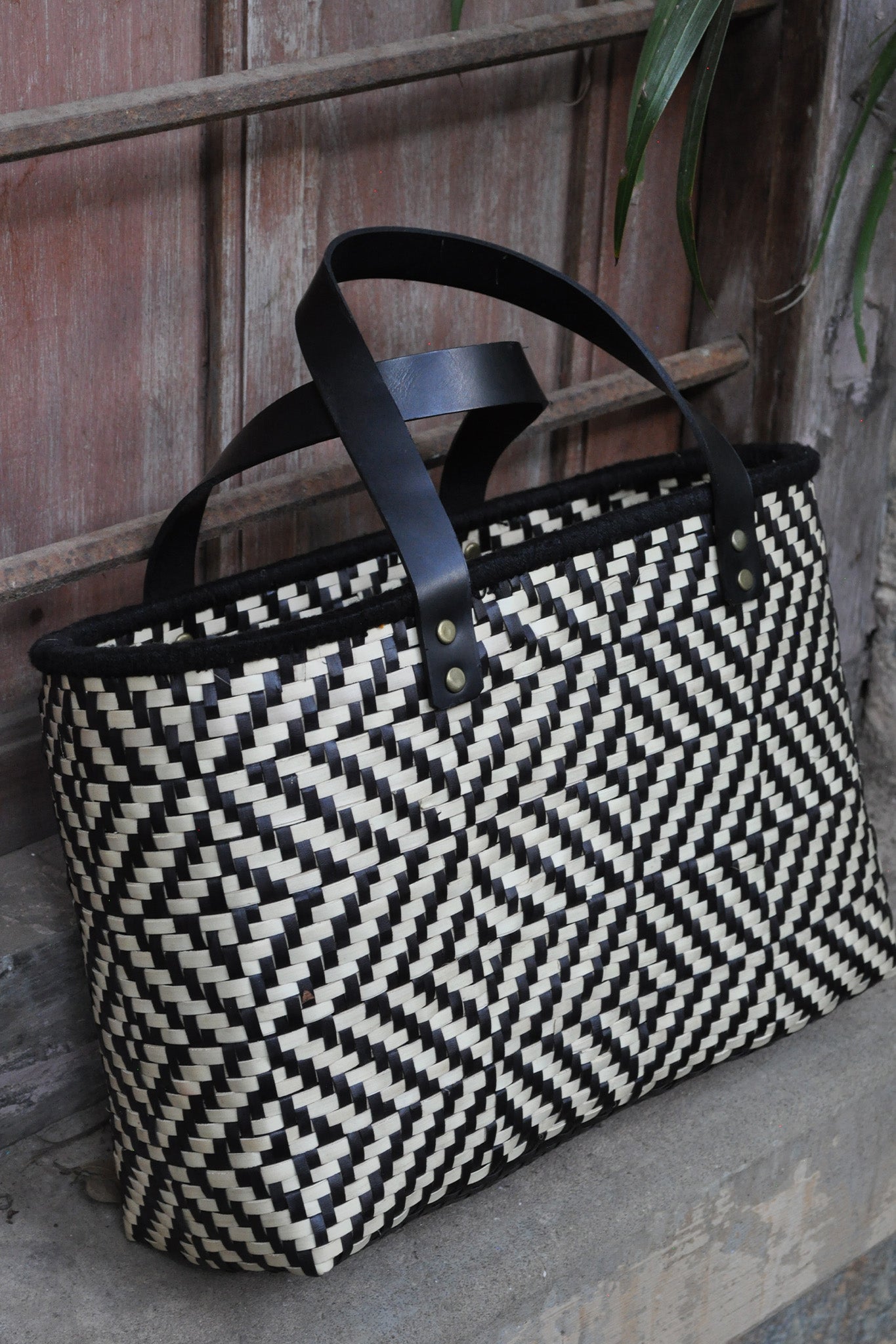 Plamleaf Handbag S - Natural with Black